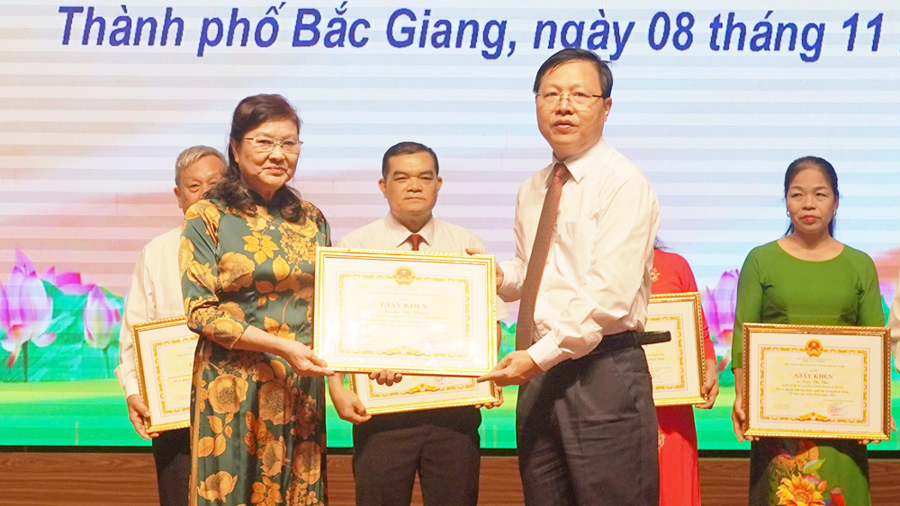 Lãnh đạo TP Bắc Giang trao Giấy khen cho đảng viên Nguyễn Thị Vượng.