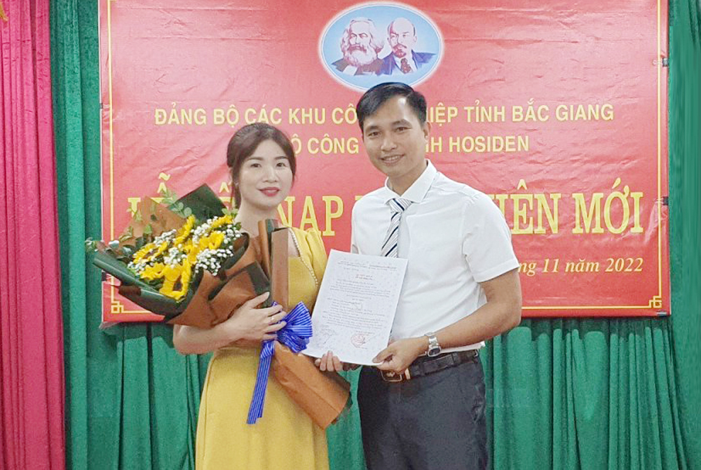 Lễ kết nạp đảng viên mới ở Chi bộ Công ty TNHH Hosiden, Khu công nghiệp Quang Châu.