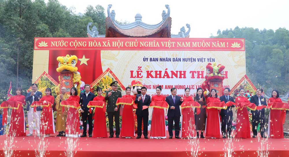 Các đồng chí lãnh đạo Bộ Công an, tỉnh Bắc Giang và huyện Việt Yên cắt băng khánh thành Khu tưởng niệm.
