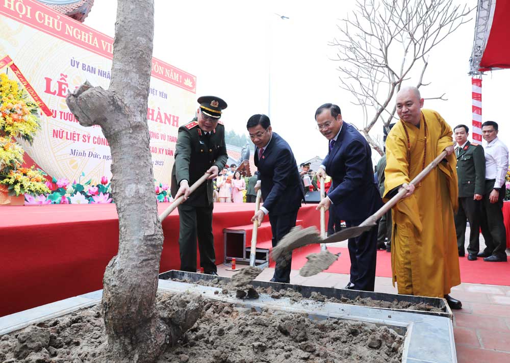 Các đồng chí: Dương Văn Thái, Trung Tướng Nguyễn Văn Long, Trung tướng Tô Ân Xô trồng cây lưu niệm tại Khu tưởng niệm.