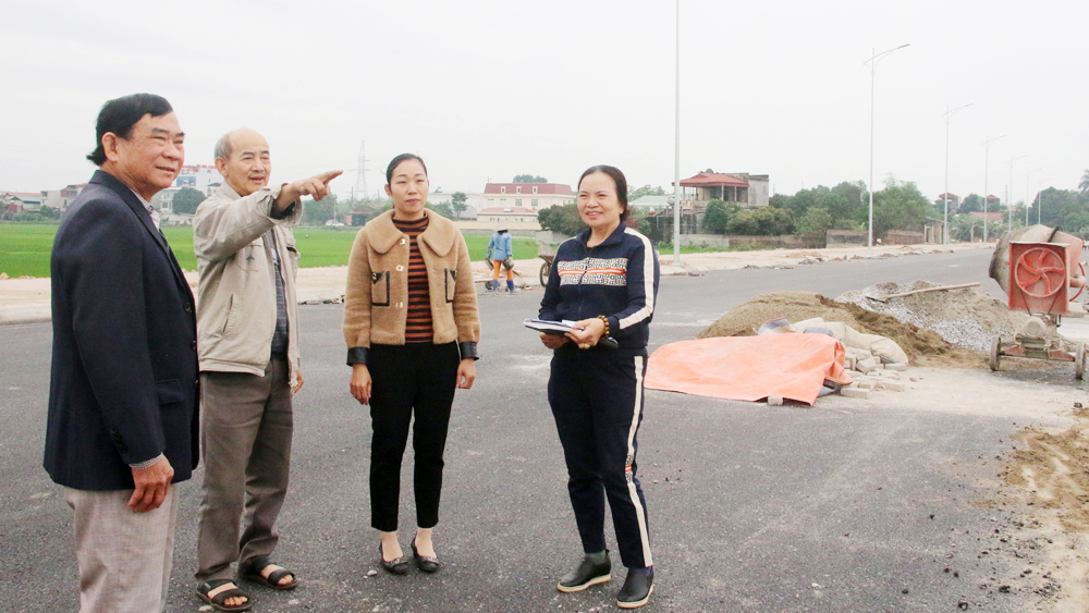 Lãnh đạo Đảng ủy thị trấn Nhã Nam (Tân Yên) nắm bắt tình hình triển khai các dự án trên địa bàn.