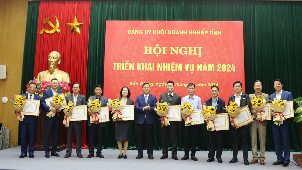 Các chi, đảng bộ cơ sở hoàn thành xuất sắc nhiệm vụ tiêu biểu năm 2023 được nhận Giấy khen của BTV Đảng ủy Khối DN tỉnh.