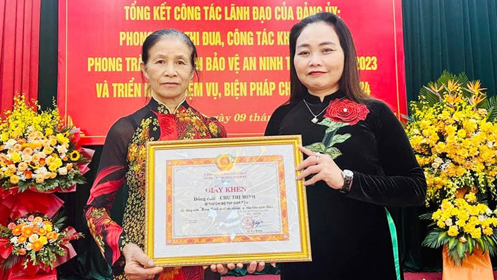 Bà Chu Thị Minh (bên trái) nhận Giấy khen của Đảng ủy phường.