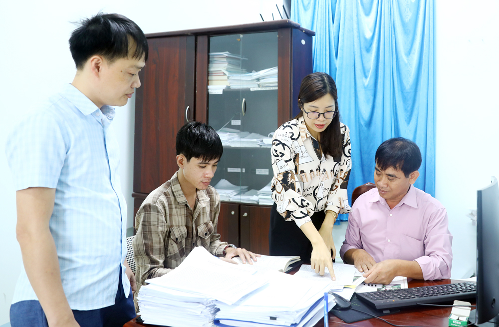 Cán bộ UBKT Huyện ủy Yên Dũng kiểm tra, hướng dẫn nghiệp vụ cho cán bộ kiểm tra xã Tiến Dũng.