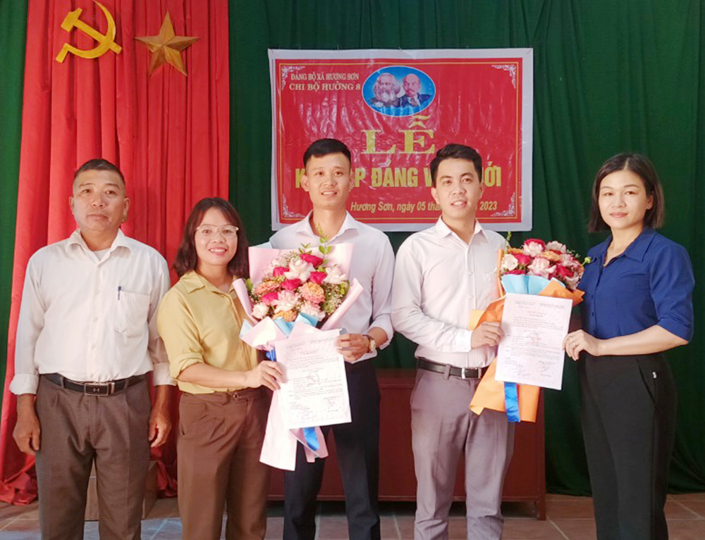 Kết nạp hai đảng viên là hội viên nông dân ở Chi bộ thôn Hưởng 8, xã Hương Sơn (Lạng Giang).