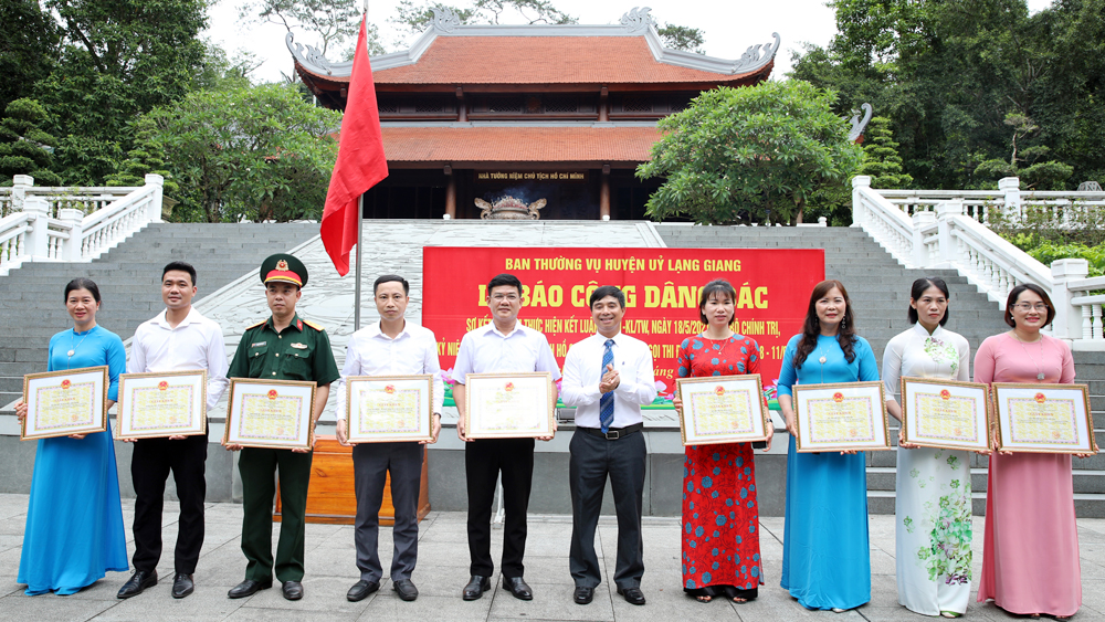 Lãnh đạo Huyện ủy Lạng Giang khen thưởng các tập thể, cá nhân điển hình học và làm theo Bác, tháng 6/2023.