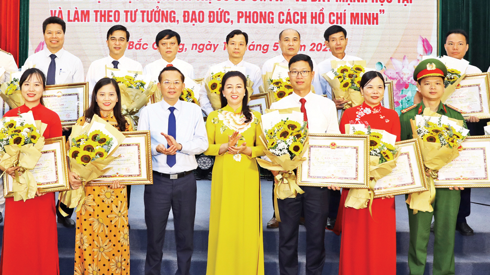  Các đồng chí: Lê Thị Thu Hồng, Phó Bí thư Thường trực Tỉnh ủy, Chủ tịch HĐND tỉnh; Bùi Ngọc Quý, Vụ trưởng Vụ Xã hội (Ban Tuyên giáo T.Ư) trao Bằng khen của Chủ tịch UBND tỉnh cho các tập thể có thành tích xuất sắc trong học tập và làm theo tư tưởng, đạo đức, phong cách Hồ Chí Minh. Ảnh: QUỐC TRƯỜNG.