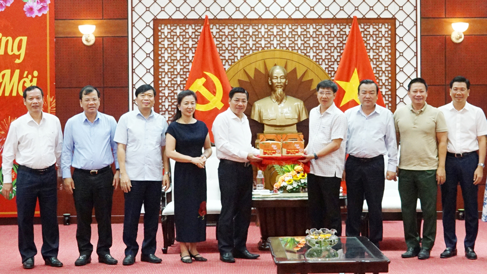 Đồng chí Dương Văn Thái cùng các đồng chí trong đoàn công tác chúc Tết, tặng quà các đồng chí trong BTV Tỉnh ủy Tây Ninh.