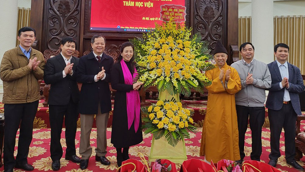Đồng chí Lê Thị Thu Hồng và đoàn công tác tỉnh Bắc Giang chúc mừng Hòa thượng Thích Thanh Quyết.