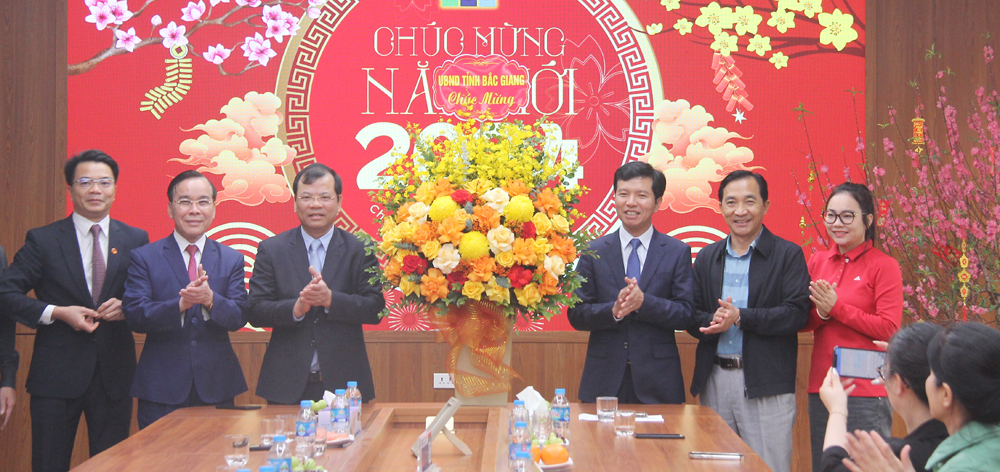 Đồng chí Phan Thế Tuấn tặng hoa chúc mừng năm mới Công ty cổ phần Tổng Công ty May Bắc Giang LGG.