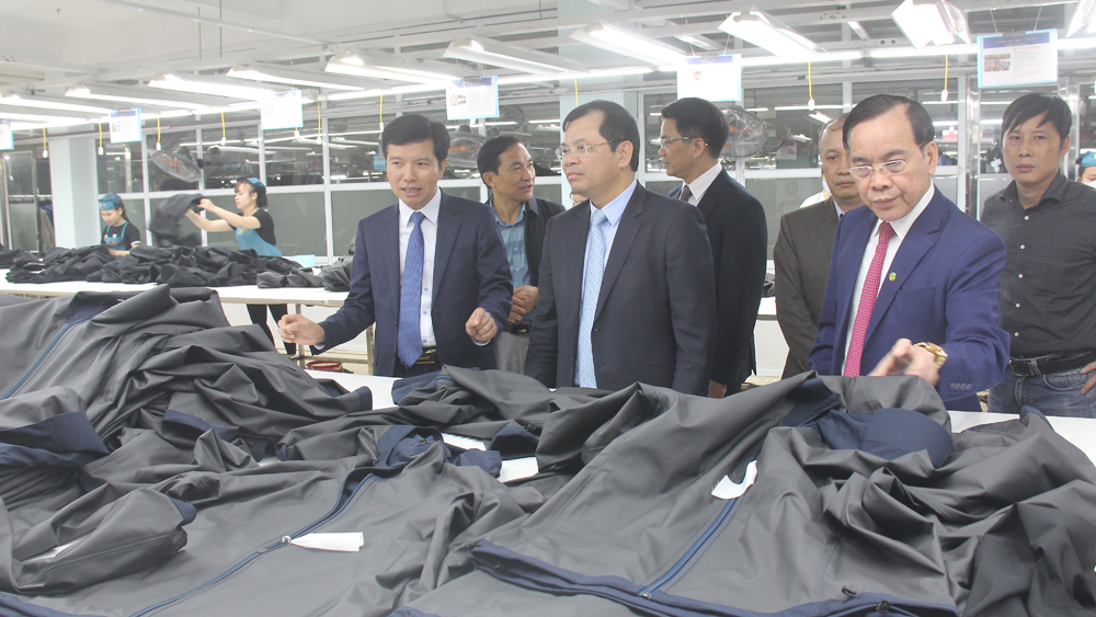 Đồng chí Phan Thế Tuấn thăm dây chuyền sản xuất của Công ty cổ phần Tổng Công ty May Bắc Giang LGG.
