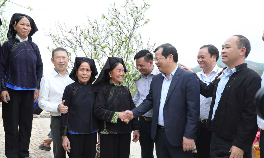 Đồng chí Phan Thế Tuấn cùng các đại biểu gặp gỡ người dân bản cổ Bắc Hoa, xã Tân Sơn.