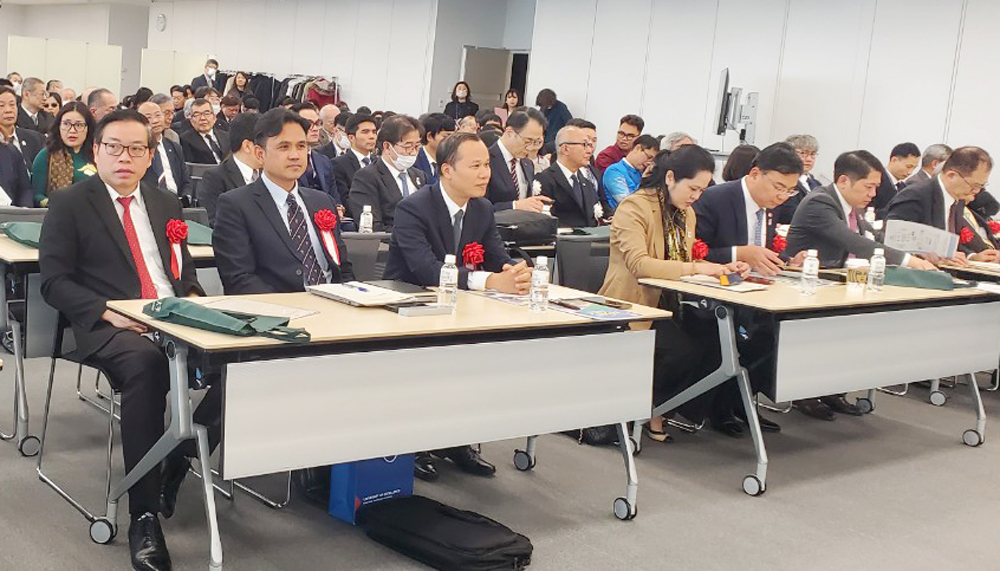 Đồng chí Mai Sơn và thành viên đoàn công tác dự buổi trao đổi hoạt động khoa học tại Trường Đại học Osaka Metropolitan. 
