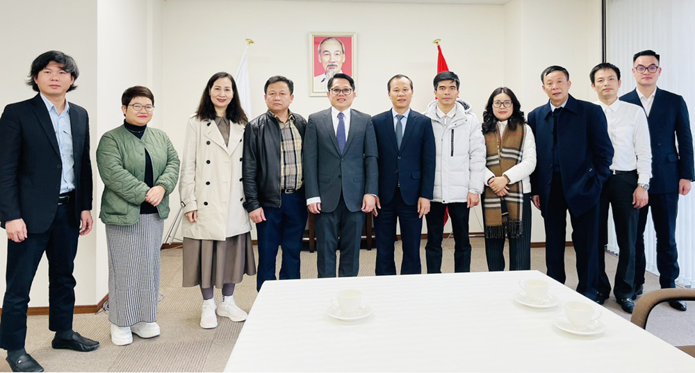 Đoàn công tác đến thăm Tổng Lãnh sự quán Việt Nam tại Osaka.