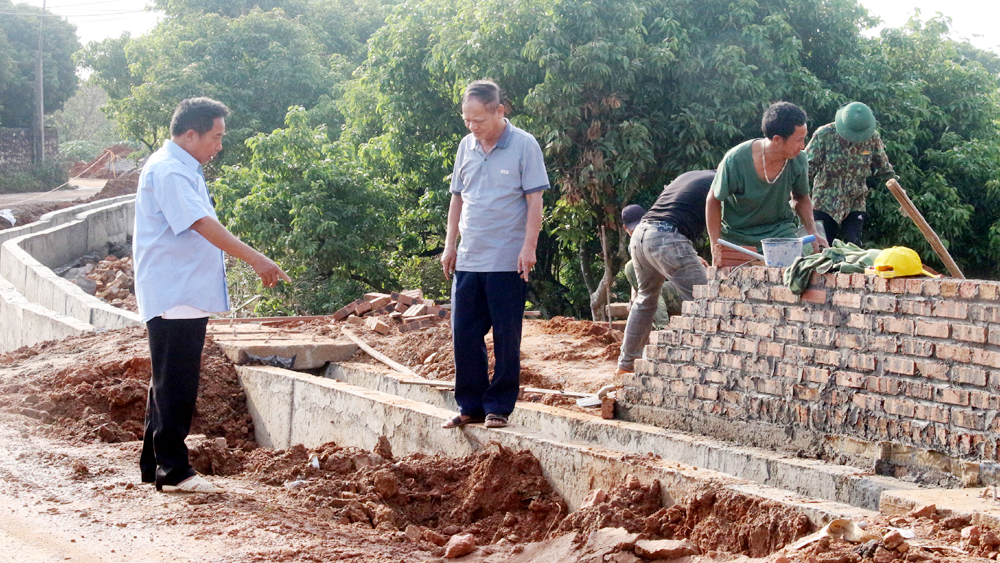 Chi ủy Chi bộ thôn Trung An, xã Lan Mẫu (Lục Nam) nắm thực tế việc triển khai xây dựng lại tường bao đối với các hộ hiến đất.