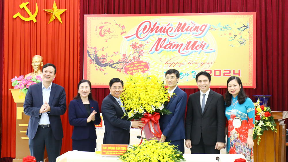 Đồng chí Dương Văn Thái cùng các đại biểu tặng hoa chúc mừng Trường Chính trị tỉnh.