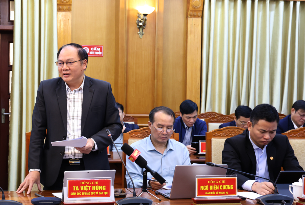 Giám đốc Sở Giáo dục và Đào tạo Tạ Việt Hùng phát biểu tại hội nghị.