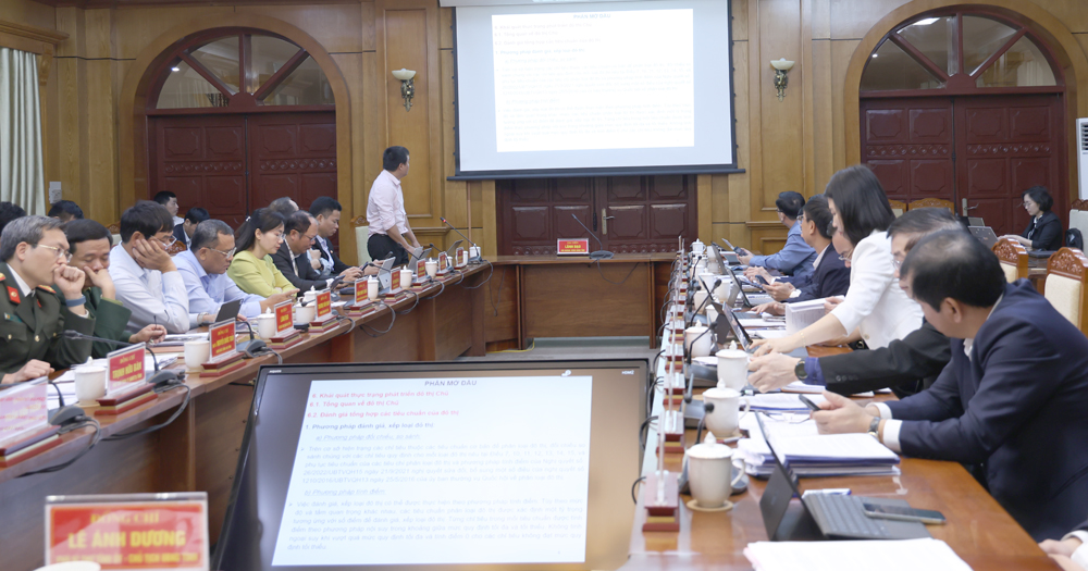 Đại diện đơn vị tư vấn trình bày Chương trình phát triển đô thị Chũ, tỉnh Bắc Giang đến năm 2045. 