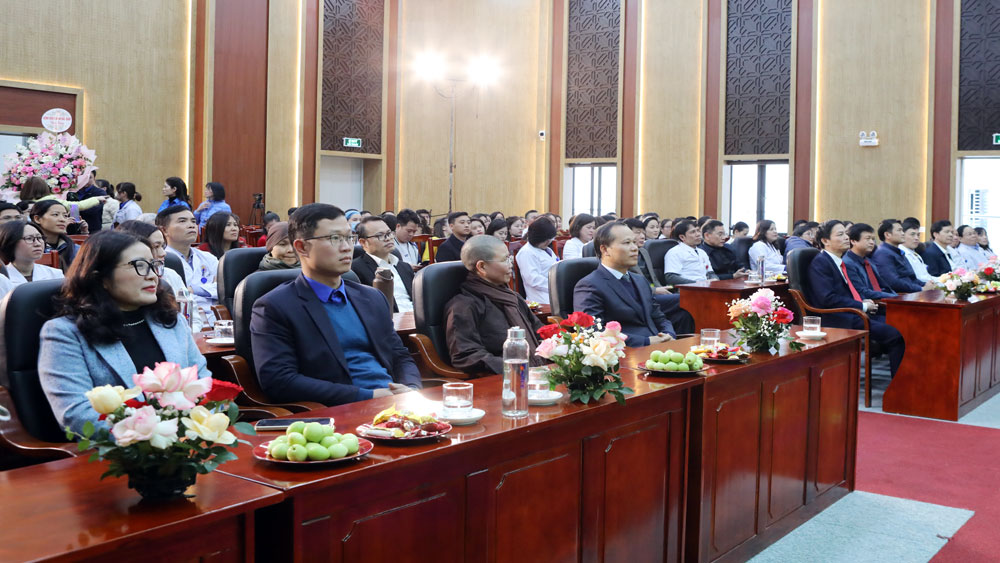 Các đại biểu dự hội nghị nói chuyện chuyên đề do Hội Thầy thuốc trẻ tỉnh tổ chức.