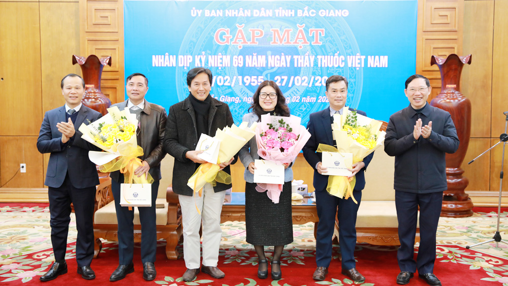 Các đồng chí: Lê Ánh Dương, Mai Sơn tặng hoa chúc mừng lãnh đạo Sở Y tế.