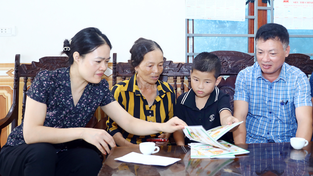 Đồng chí Hoàng Thị Phương, Ủy viên BTV Huyện ủy, Chủ tịch Ủy ban MTTQ huyện Hiệp Hòa (ngoài cùng bên trái) thường xuyên gặp gỡ, nắm bắt tình hình đời sống nhân dân xã Thái Sơn - địa bàn được phân công phụ trách. 