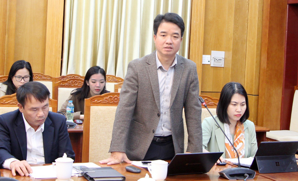 Đồng chí Hoàng Văn Thanh, Chủ tịch UBND huyện Yên Dũng báo cáo tiến độ GPMB KCN Yên Lư.