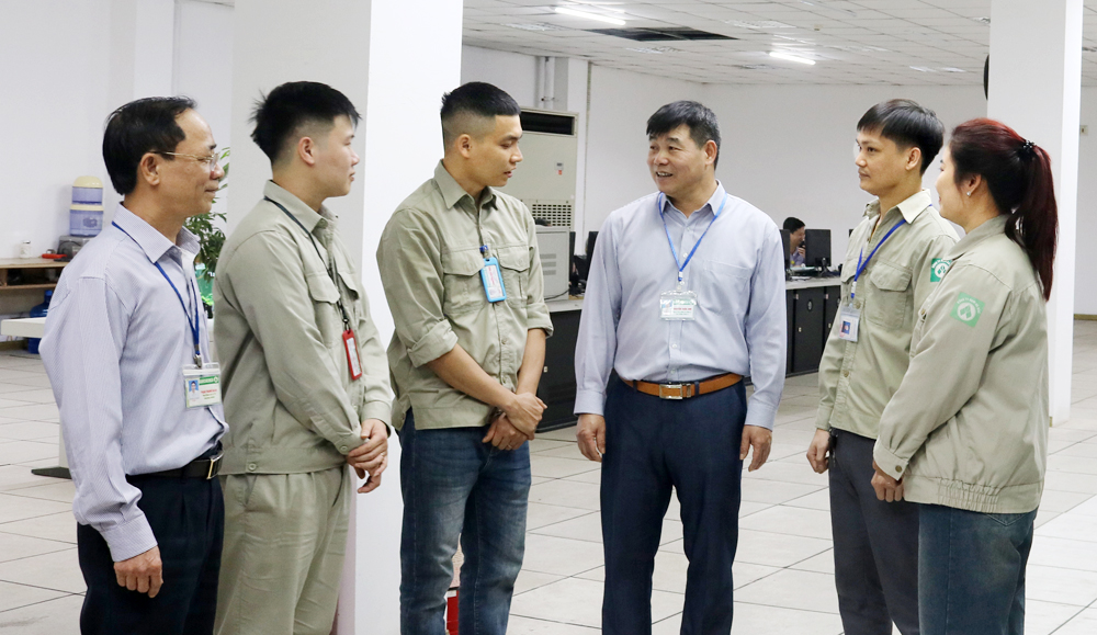 Đồng chí Nguyễn Tuấn Anh cùng cán bộ Văn phòng Đảng ủy gặp gỡ đoàn viên thanh niên.