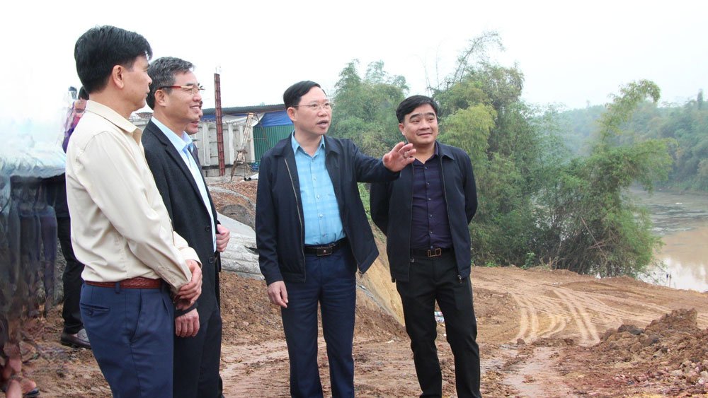 Đồng chí Lê Ánh Dương kiểm tra dự án xây dựng cầu Đông Sơn (Yên Thế).
