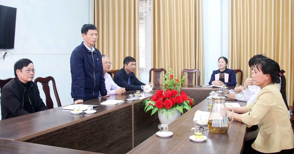 Các đồng chí chi ủy viên, tổ trưởng tổ đảng ở Chi bộ thôn Trung Hòa, xã Mai Trung (Hiệp Hòa) họp thảo luận nội dung sinh hoạt chi bộ trước khi họp theo tổ đảng.