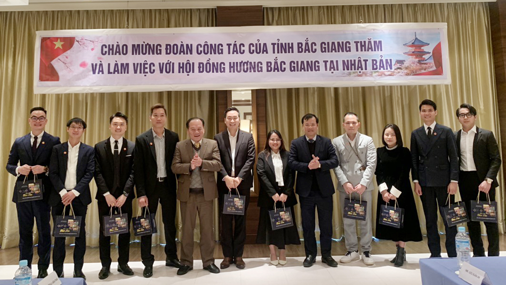 Các đồng chí lãnh đạo tỉnh Bắc Giang tặng quà cho đại diện Hội đồng hương Bắc Giang tại Nhật Bản.