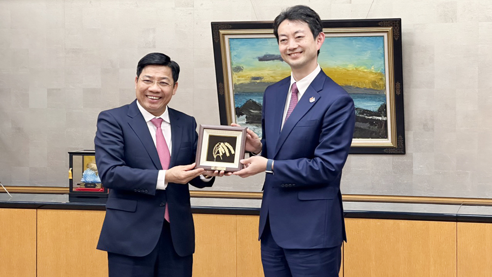 Bí thư Tỉnh uỷ Dương Văn Thái tặng tranh lưu niệm cho Thống đốc Kumagai Toshihito. 