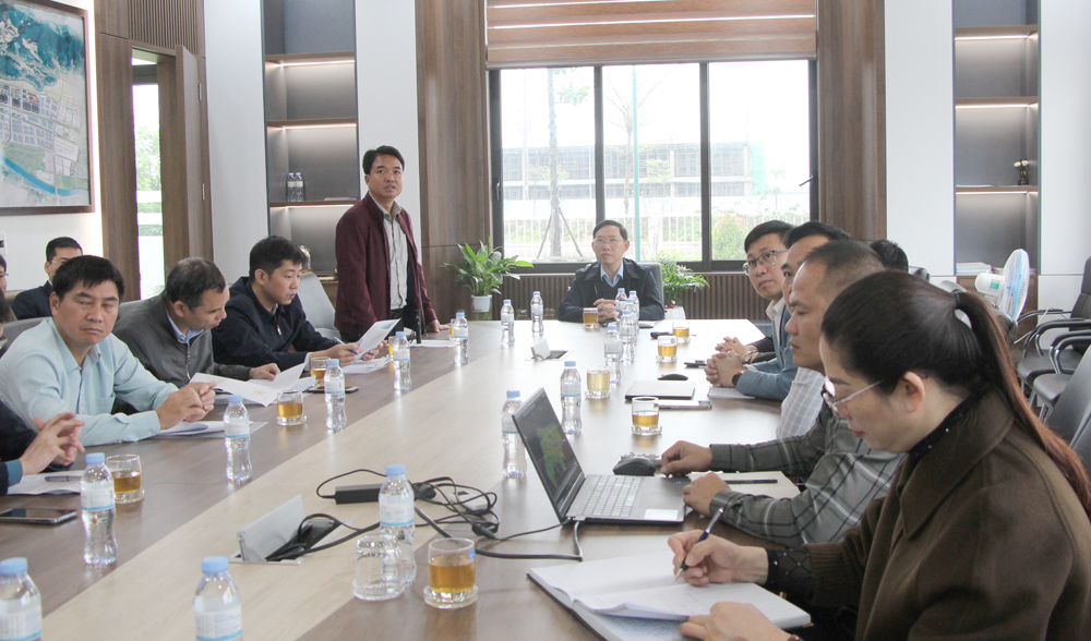 Lãnh đạo huyện Yên Dũng báo cáo tiến độ GPMB dự án hạ tầng KCN Yên Lư.