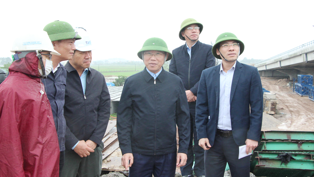 Đồng chí Lê Ánh Dương cùng đoàn công tác kiểm tra dự án cầu Đồng Việt và đường dẫn lên cầu.