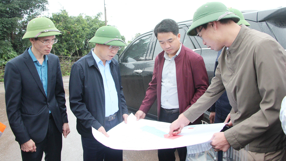 Đoàn công tác kiểm tra dự án cải tạo, nâng cấp QL 17 đoạn từ cống Kem (xã Yên Lư) đi Tiền Phong.