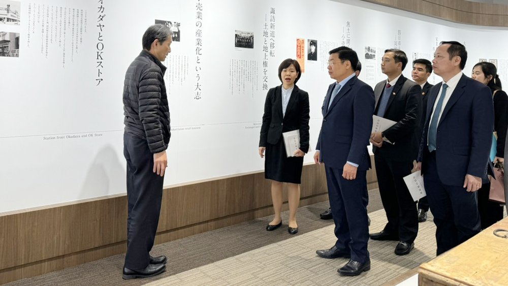 Đoàn công tác thăm Bảo tàng Aeon tại tỉnh Chiba.