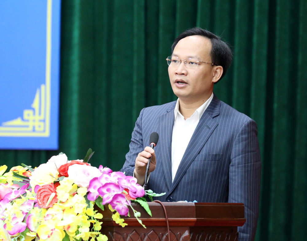 Đồng chí Phạm Văn Thịnh trao đổi một số thông tin liên quan đến việc các ngân hàng yêu cầu người dân mua bảo hiểm nhân thọ khi vay vốn.
