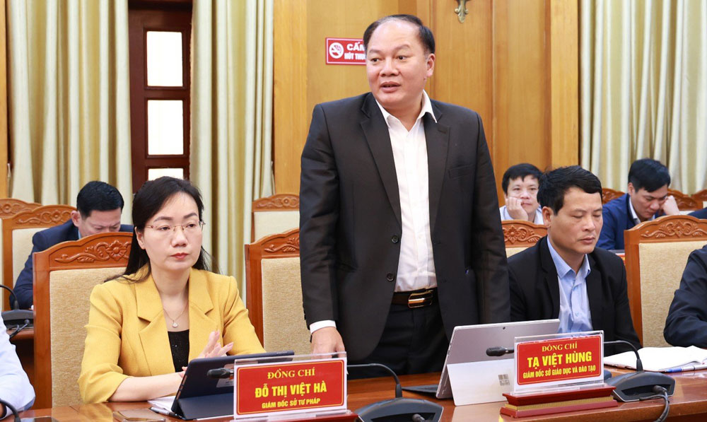 Đồng chí Tạ Việt Hùng, Giám đốc Sở Giáo dục và Đào tạo phát biểu tại hội nghị.