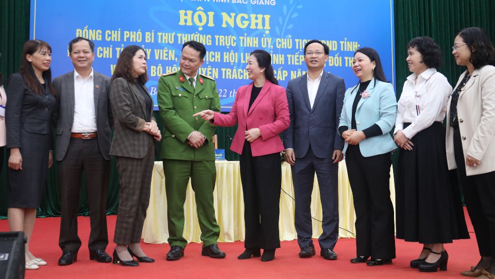 Đồng chí Lê Thị Thu Hồng cùng các đại biểu trò chuyện với cán bộ phụ nữ các cấp trong tỉnh. 