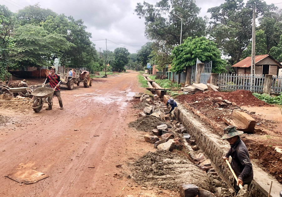 cac-don-vi-thi-cong-dang-lam-he-thong-muong-thoat-nuoc-duong-giao-thong-tu-quoc-lo-14c-den-duong-tuan-tra-bien-gioi-di-qua-lang-bi-va-lang-kloong.jpg