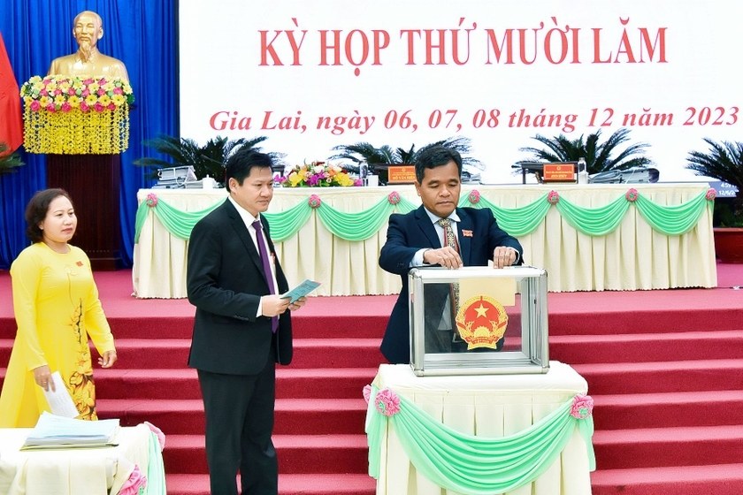 Các đại biểu HĐND tỉnh Gia Lai khóa XII tiến hành bỏ phiếu tín nhiệm đối với người giữ chức vụ do HĐND tỉnh bầu. Ảnh: Đức Thụy