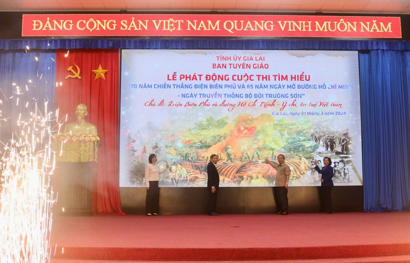 Phó Bí thư Thường trực Tỉnh ủy Châu Ngọc Tuấn(thứ 2 từ phải sang), Trưởng Ban Tuyên giáo Tỉnh ủy Huỳnh Thế Mạnh (thứ 2 từ trái qua), Phó Chủ tịch HĐND tỉnh Ayun H'Bút (ngoài cùng bên phải), Phó Chủ tịch UBND tỉnh Nguyễn Thị Thanh Lịch (ngoài cùng bên trái) cùng bấm nút phát động cuộc thi. Ảnh: P.D