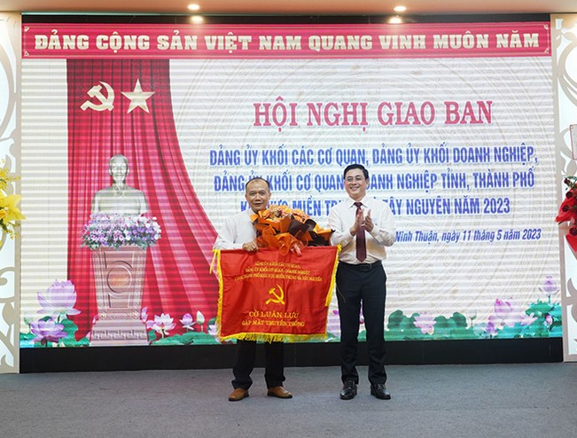Tại hội nghị giao ban năm 2023, đại diện lãnh đạo Đảng ủy Khối các Cơ quan và Doanh nghiệp tỉnh Ninh Thuận đã trao cờ luân lưu, đăng cai tổ chức hội nghị năm 2024 cho đại diện lãnh đạo Đảng ủy Khối các Cơ quan và Doanh nghiệp tỉnh Gia Lai. Ảnh: Internet