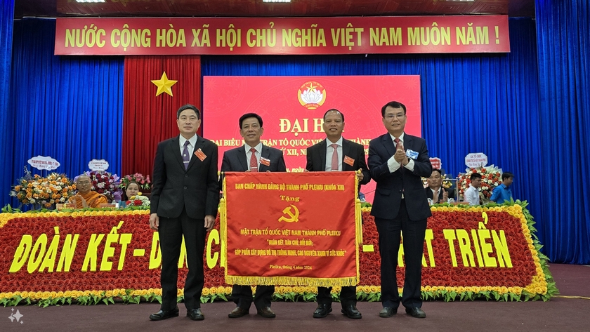 Ban Chấp hành Đảng bộ Thành phố tặng MTTQ Việt Nam thành phố bức trướng 
