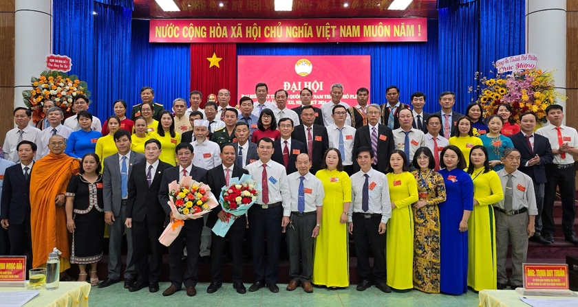Các Ủy viên Ủy ban MTTQ Việt Nam thành phố Pleiku khóa XII, nhiệm kỳ 2024-2029 và Đoàn đại biểu đi dự Đại hội đại biểu MTTQ Việt Nam tỉnh lần thứ XI, nhiệm kỳ 2024-2029 ra mắt đại hội. Ảnh: P.D
