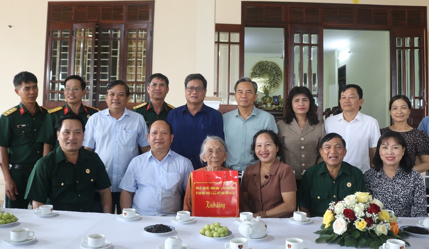 Đoàn công tác của tỉnh thăm, tặng quà bà Đặng Thị Nhiên (hàng đầu, thứ 4 từ phải sang). Ảnh: P.D