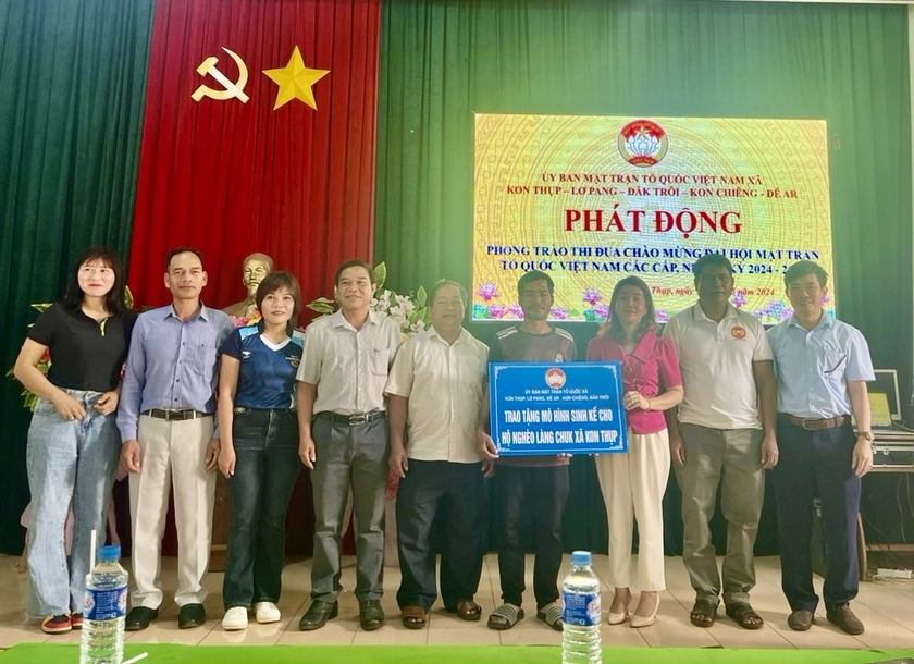 Ban Thường trực Ủy ban MTTQ Việt Nam các xã trao mô hình sinh kế cho hộ nghèo. Ảnh: CTV