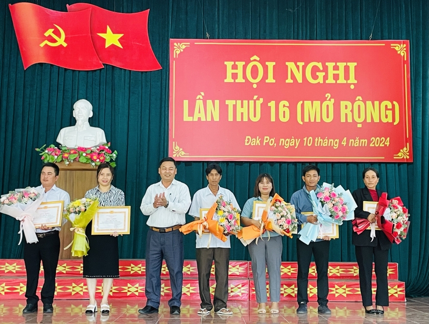 6 đảng viên đạt tiêu chuẩn hoàn thành xuất sắc nhiệm vụ tiêu biểu 5 năm liền (2019-2023) được Ban Thường vụ Huyện ủy tặng giấy khen. Ảnh: Nguyễn Hiền