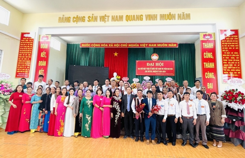 Các vị Ủy viên Ủy ban MTTQ Việt Nam thị trấn Đak Đoa ra mắt Đại hội. Ảnh: Ngọc Anh