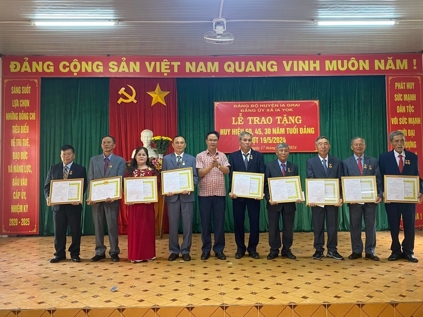 9 đảng viên thuộc Đảng bộ xã Ia Yok, huyện Ia Grai được nhận huy hiệu Đảng đợt 19-5. Ảnh: Phương Lộc