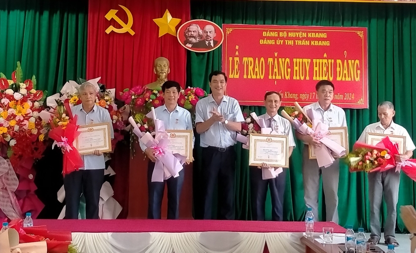 Trao Huy hiệu 40 năm tuổi Đảng cho đảng viên Đảng bộ thị trấn Kbang. Ảnh: Hồng Hạnh